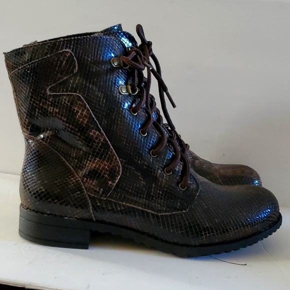 White Mountain Faux Snakeskin Combat Boots Size 9.5 EUC - Picture 2 of 9